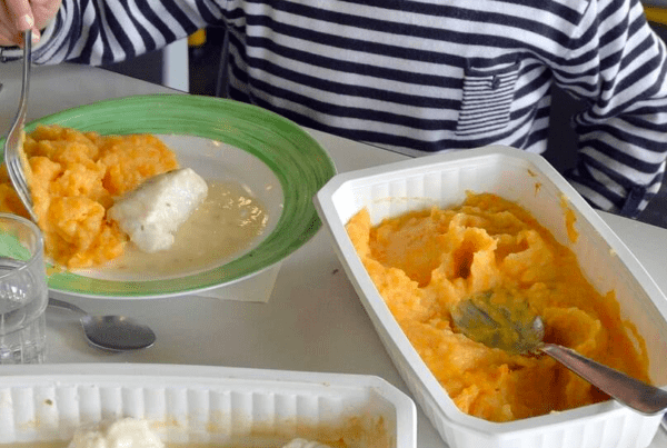 Breizhmer - restauration collective pêche Bretonne sous représentée dans les assiettes en alimentation collective . L'exemple ilsutré d'une restauration en primaire avec poisson blanc et purée.